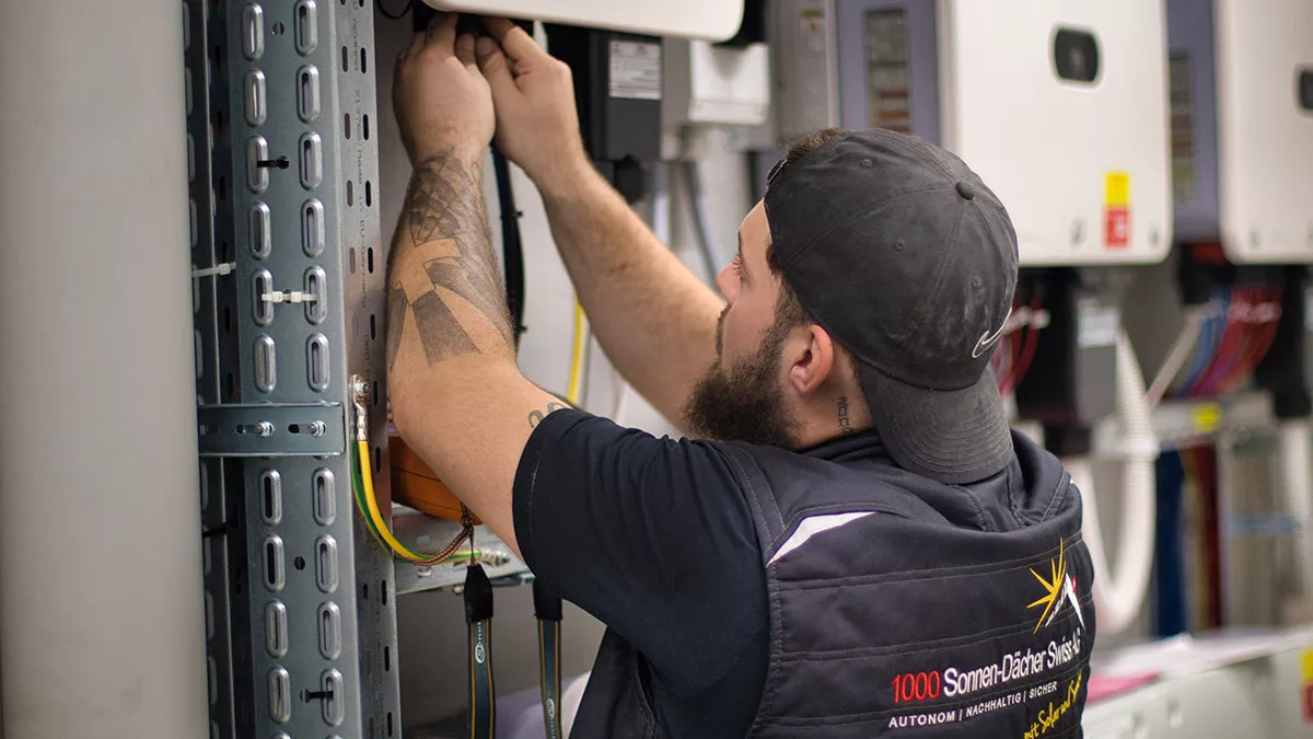 Ein Team besteht aus Elektrikern, die berechtigt sind, auch die Anschlüsse vorzunehmen.